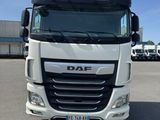 la photo d'un camion blanc garé sur un parking