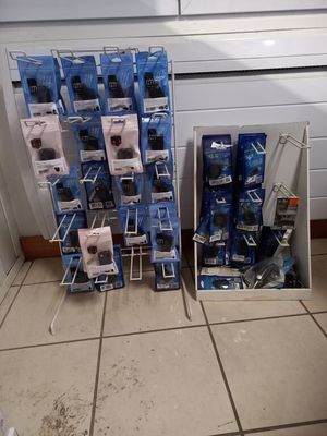 beaucoup de téléphones portables qui traînent par terre