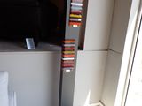 une photo montrant une haute pile de livres dans un salon