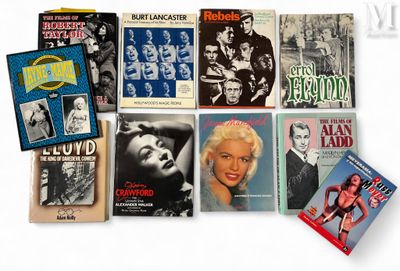 un grand nombre de livres posés sur une table