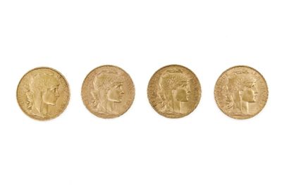 quatre types différents de pièces d'or sur fond blanc