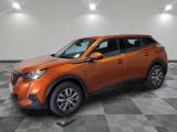 Une Toyota C-HR orange de 2020 est exposée dans un showroom