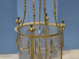 une cage en verre et en laiton contenant des bougies
