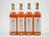 trois bouteilles de vin posées les unes à côté des autres sur une surface blanche