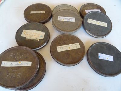Plusieurs boîtes munies d'étiquettes sont posées sur une table
