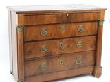 une commode en bois avec un plateau en marbre