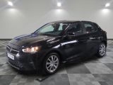 la photo d'une voiture noire garée dans un garage
