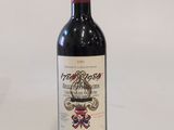 une bouteille de vin posée sur une table
