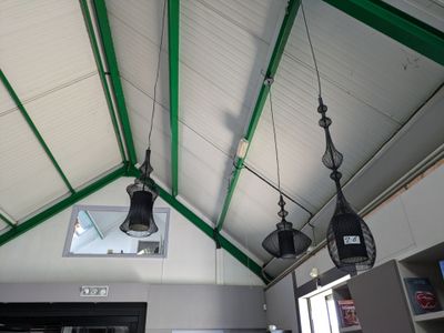 plusieurs lampes suspendues au plafond dans une pièce