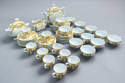 de nombreuses tasses et soucoupes disposées en forme de cœur