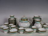 un grand nombre de tasses et de soucoupes sur une table