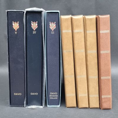 quatre livres sont alignés sur une surface grise