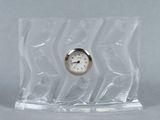 une horloge transparente dans un sac transparent posé sur une table