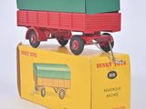 un camion jouet posé sur une boîte