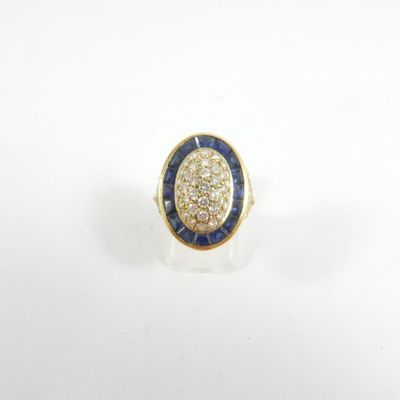 un gros plan d'une bague ornée de pierres bleues et blanches