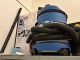 une machine bleue posée sur un meuble