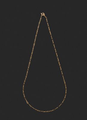un collier en or avec une chaîne sur fond noir
