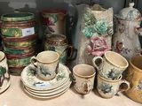 de nombreux types de vases exposés dans une vitrine