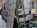 un camion garé dans un garage avec une échelle