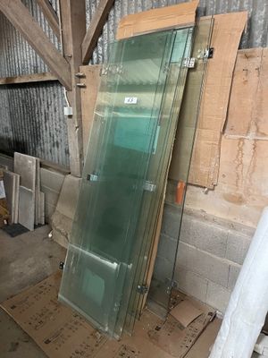 un tas de verre dans une pièce au toit métallique