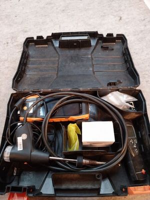 une caisse à outils avec des outils sur le sol