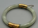 un gros plan d'un bracelet posé sur une table, avec une chaîne