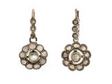 une photo d'une paire de boucles d'oreilles en argent ornées de pierres blanches
