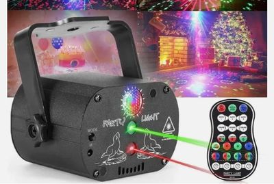un gros plan d'une télécommande avec un sapin de Noël en arrière-plan