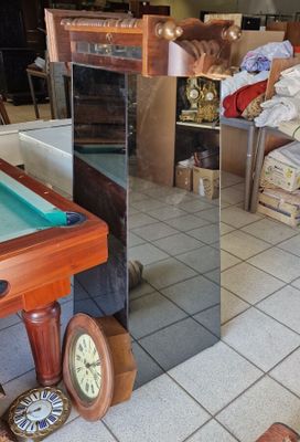 Sellette présentoir en verre fumé.