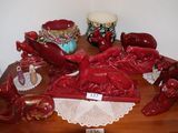 de nombreuses figurines rouges posées sur une table en bois