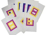 plusieurs feuilles de papier sur lesquelles figurent des carrés de différentes couleurs