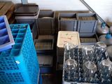 de nombreux récipients en plastique empilés les uns sur les autres