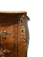 Commode de style Louis XV en bois de placage à décor marquet… (photo 2)