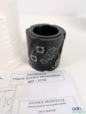 une photo en gros plan d'un équipement posé sur une table