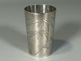 une coupe en argent ornée d'un motif de bambou