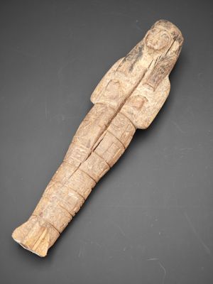 une statue égyptienne représentant un homme au corps allongé