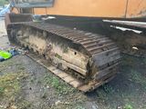 un gros bulldozer qui est à l'arrêt au sol