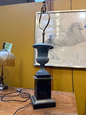 Pied de lampe formant vase Médicis reposant sur un piédestal - Photo 1