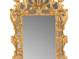 un miroir accroché au mur devant un fond blanc