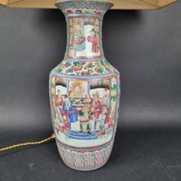 Vase de forme balustre en porcelaine émaillé polychrome à dé… (photo 2)