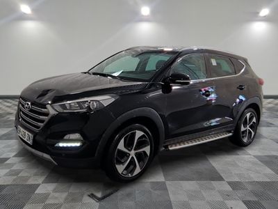 le 4x4 noir est garé sur le sol en damier d'un garage