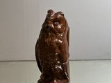 une statue représentant un hibou perché sur une table