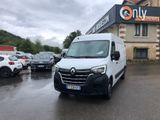 La camionnette blanche est garée devant un immeuble devant lequel sont garées des voitures.
