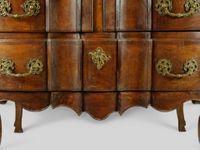 Commode à façade arbalète en noyer mouluré patiné. (photo 3)
