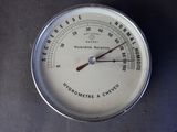un gros plan d'un thermomètre posé sur une table