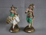 une paire de figurines représentant un homme et une femme en costume traditionnel