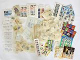 beaucoup de timbres et d'enveloppes sur la table