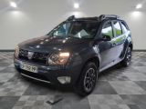une photo d'un 4x4 noir garé dans un garage