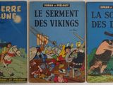 trois livres pour enfants sont alignés sur une surface blanche