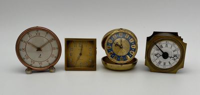 plusieurs types d'horloges posées sur une surface blanche